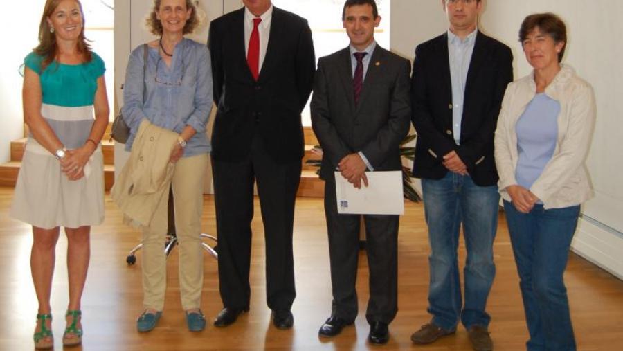 O novo equipo decanal da Facultade de Veterinaria, dirixido por Germán Santamarina (terceiro pola dereita) acompañado do reitor da USC, Juan Casares (terceiro pola esquerda)