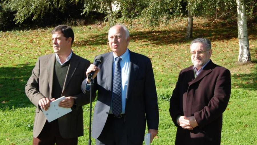 De esquerda a dereita, Jose Ramón Gómez Besteiro, Juan Casares e Antonio Rigueiro, durante a presentación da guía