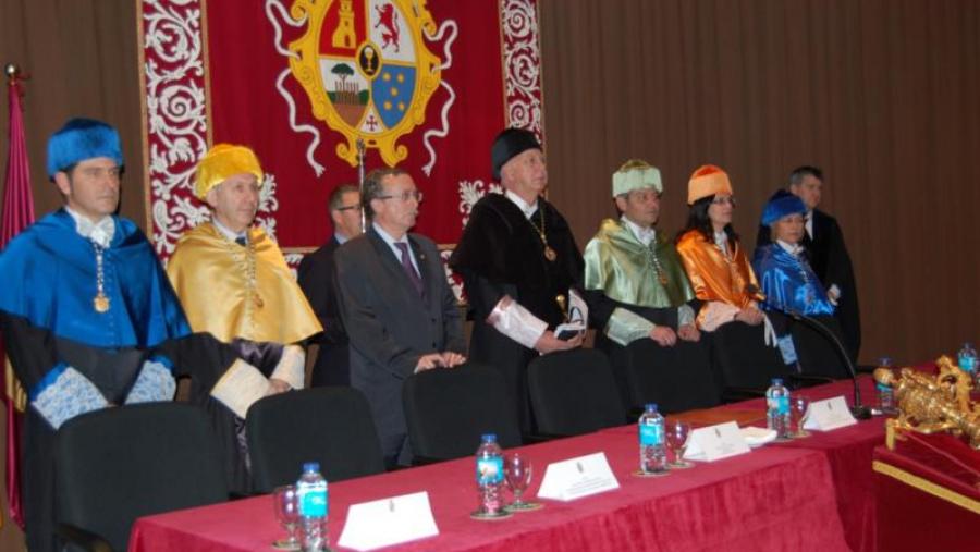 O acto de San Tomé comezou gardando un minuto de silencio en memoria da profesora María Teresa Herrera