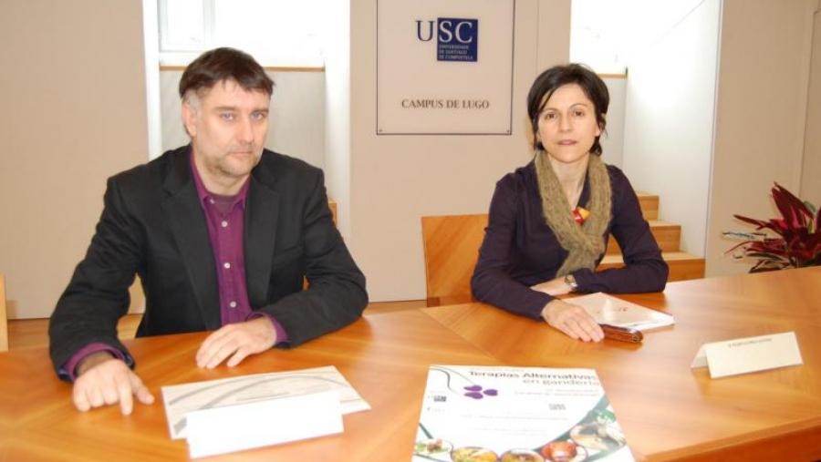 Xan Pouliquen e Marta López Alonso, na presentación das xornadas sobre terapias alternativas na gandería, na Vicerreitoría de Coordinación do campus de Lugo