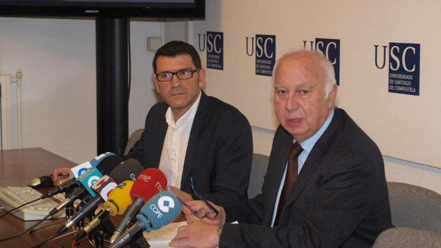 Juan Casares Long, acompañado polo vicerreitor de Titulacións e PDI, Jesús López Romalde. (Foto: SERVIMAV)