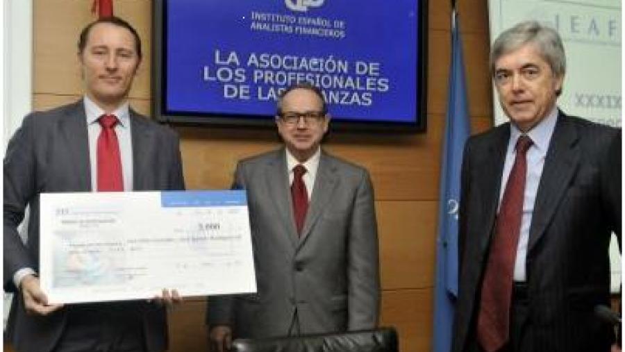 Luís Otero, primeiro pola esquerda, xunto a Juan José Toribio e Juan Carlos Ureta, do Instituto Español de Analistas Financeiros, no momento de entrega do premio