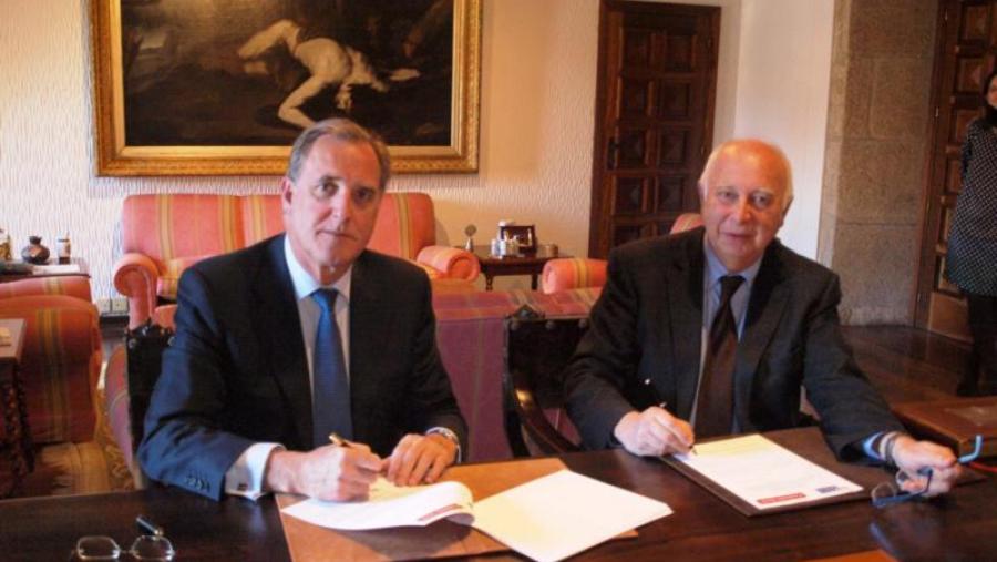 José María Arias e Juan Casares asinaron o convenio en San Xerome (Foto: SERVIMAV)