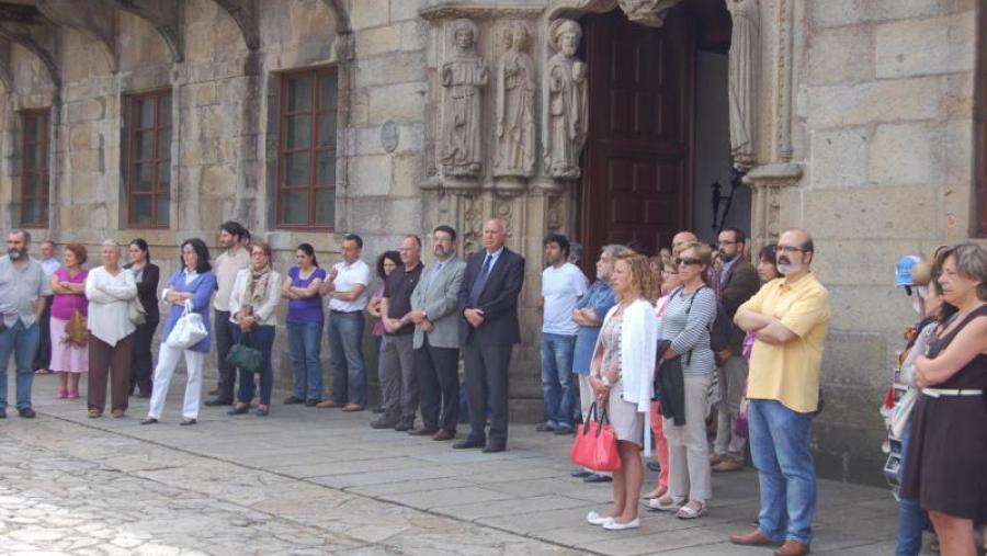 Membros da comunidade universitaria, co reitor e membros do equipo de goberno, gardaron cinco minutos de silencio en sinal de respeto polas vítimas do accidente ferroviario do pasado día 24