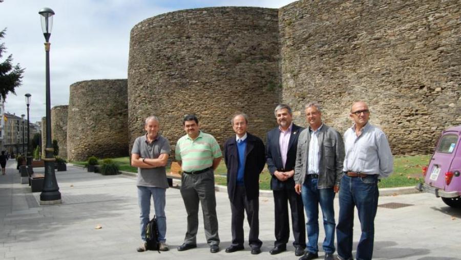 Profesores da Universidade de Santiago acompañan a representantes universitarios de México e de Guatemala de visita pola cidade de Lugo