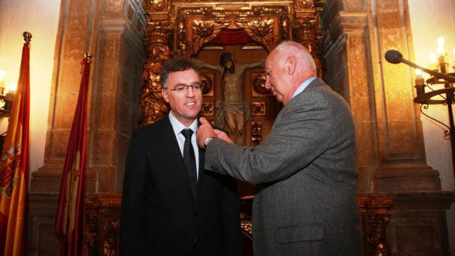 O reitor imponlle a Insignia de Ouro a José Luis Mascareñas (Foto: SERVIMAV-USC)