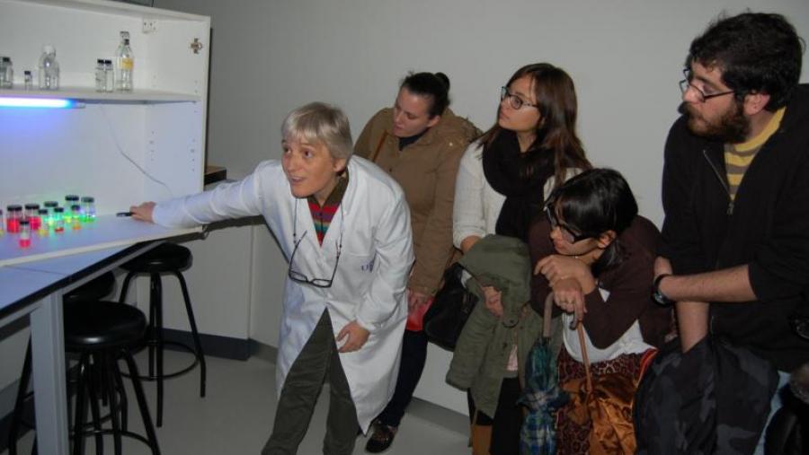 Estudantes de ensino medio visitan un laboratorio da Facultade de Ciencias