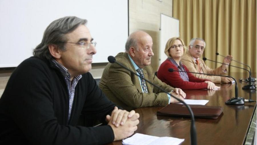 Filoloxía Románica homenaxea ao profesor Cristian Ionescu Pérez (segundo pola dereita) con motivo da súa xubilación. Foto: Servimav-USC