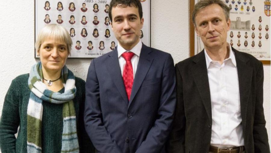 Jorge Bordello Malde, entre Mercedes Novo e Wajih Al-Soufi, na Facultade de Ciencias