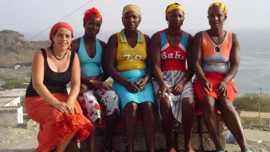 A investigadora xunto a integrantes da comunidade caboverdiana da Mariña