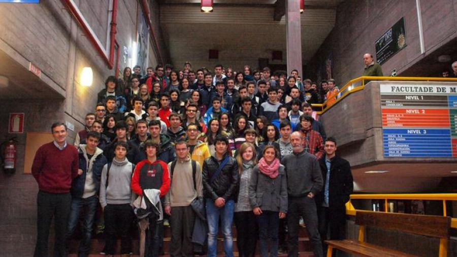 Foto dos/as participantes momentos antes de enfrentarse aos tres primeiros problemas da proba. Foto: Servimav USC