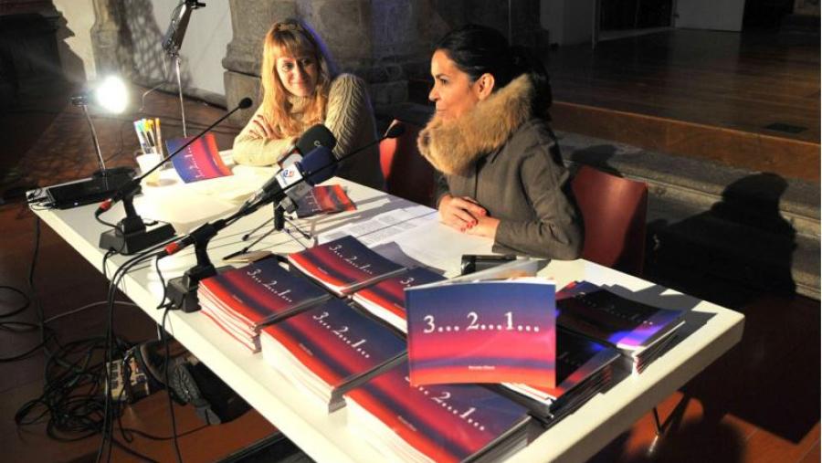 Renata Otero (á esquerda) presentou o libro na Igrexa Universitaria acompañada por Mercedes Rosón (Foto: Santi Alvite)