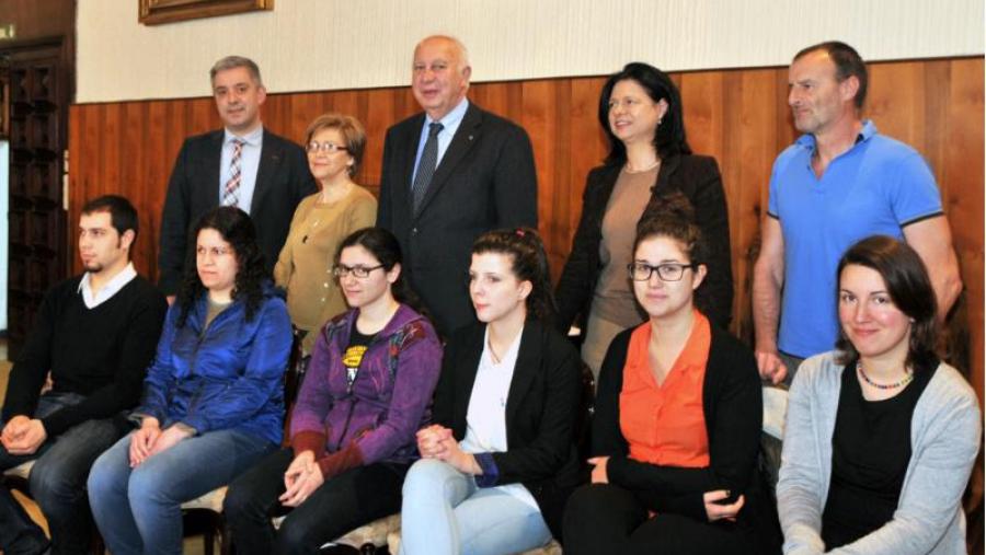 Sentados, unha representación dos premiados e premiadas: (de esquerda a dereita) Sergio Mariño, María Crespo, María Vieites, Ánxela Vázquez, Cristina Vidal e Irene Lema. Foto: Santi Alvite