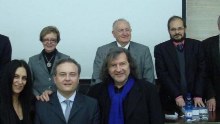 Armando Requeixo, entre Carmen Blanco e Rodríguez Fer, diante dos membros do tribunal que avaliou a súa tese de doutoramento