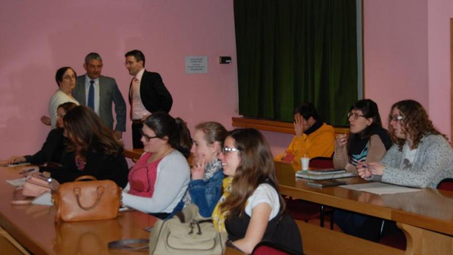 Montse Orta, García Herradón e Fernando Varela, con estudantes na presentacón do programa de bolsas no estranxeiro da Fundación Barrié en Veterinaria