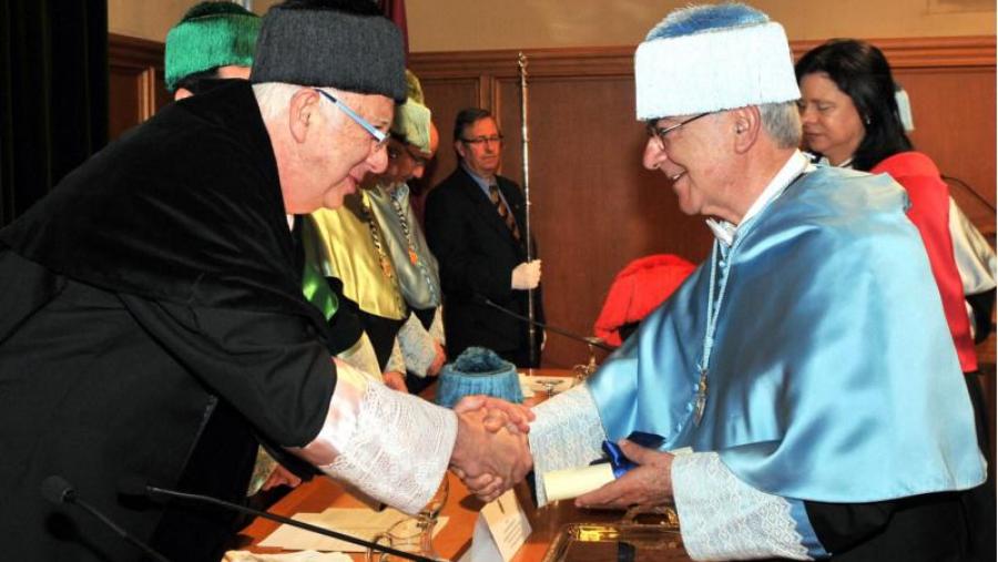 O reitor no momento da entrega. Foto: Santi Alvite