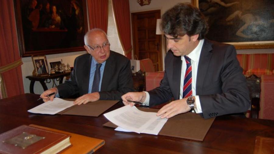 Juan Casares e Diego Clavo asinaron o convenio que permitirá acondicionar a parcela do Xardín Botánico da USC