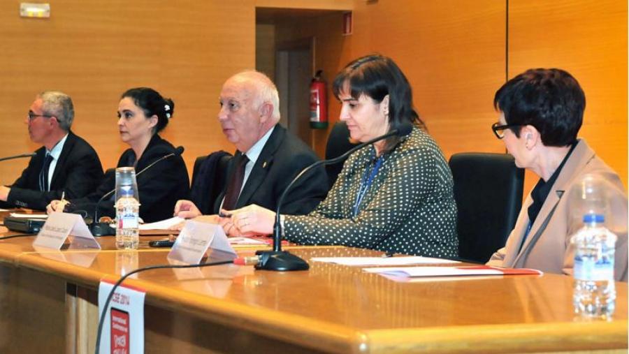 O reitor, no centro, presidiu o acto inaugural en Filoloxía. Foto: Santi Alvite