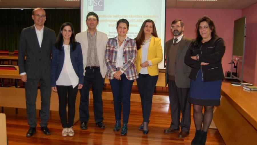 A investigadora María José Martelo Vidal, entre o director e os membros do tribunal encargado de avaliar a súa tese de doutoramento