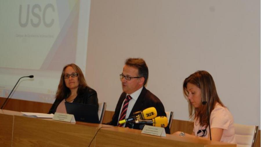 Carme Silva, Javier Bueno e Pilar García Porto, na presentación da oferta académica da USC