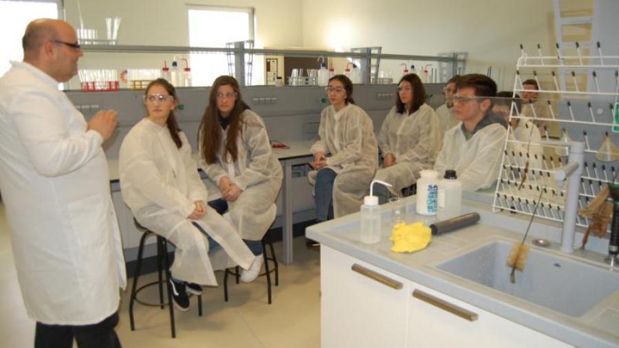 O profesor Antonio Rumbo con estudantes do IES Sanxillao nun laboratorio de Ciencias