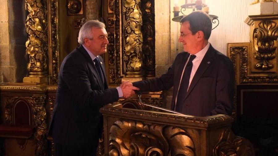 O reitor Juan Viaño felicita ao decano de Bioloxía (Foto: SERVIMAV-USC)