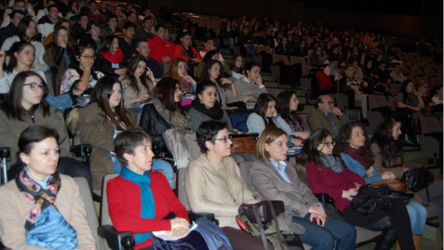 Estudantes e docentes, no auditorio da Facultade de Veterinaria