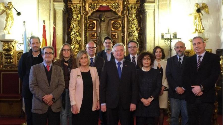 No centro, a decana e o seu equipo xunto co reitor e o equipo reitoral. Foto: Servimav-USC