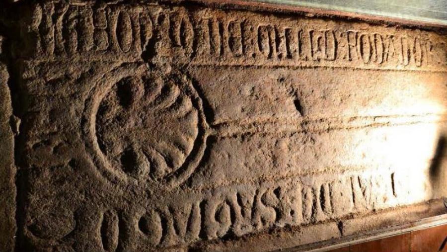 Aspecto da lauda que facilitou os labores de identificación