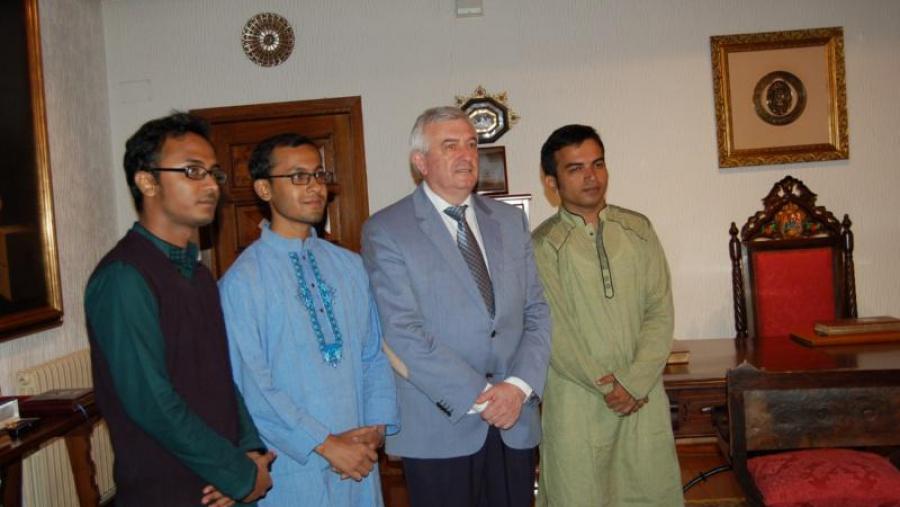 De esquerda á dereita: Shakhaowat Hossain, Md Sariful Islam, Juan Viaño e Mirza Wasfi Jabber