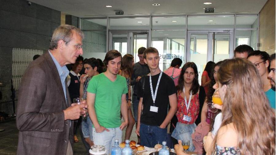 Richard R. Schrock compartindo un rato de café cos estudantes (Foto: Fernando Casal)