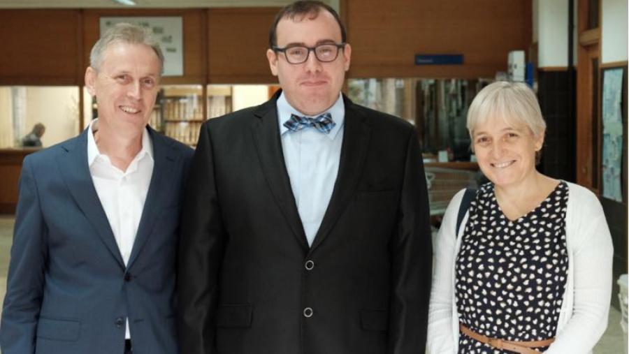 Lucas Piñeiro, entre Wajih Al-Soufi e Mercedes Novo, na Facultade de Ciencias