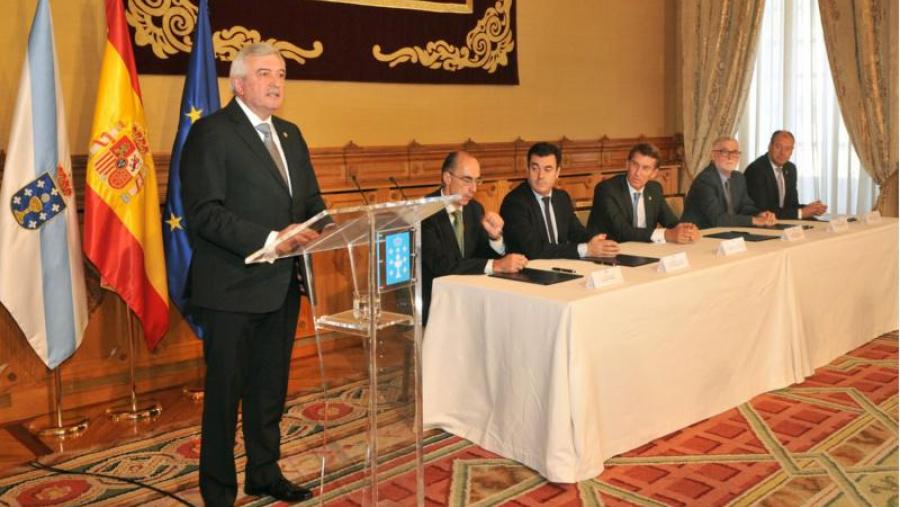 O reitor, en primeiro termo, logo do acto protocolario de sinatura. Foto: Santi Alvite