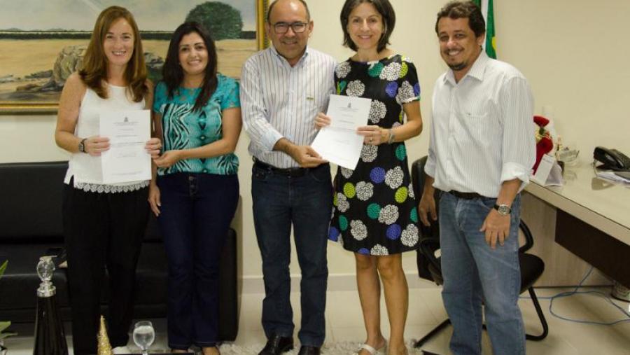 Miranda e López, primeira e cuarta pola esquerda, co reitor e outros investigadores da Ufersa Miranda e López, primeira e cuarta pola esquerda, co reitor e outros investigadores da Ufersa