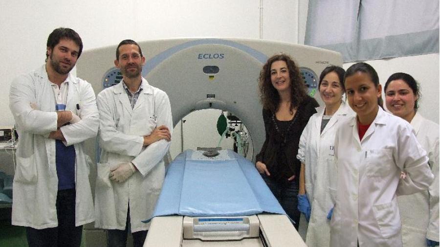 De Azevedo Gomes, a primeira á dereita, con outros investigadores participantes no traballo premiado De Azevedo Gomes, a primeira á dereita, con outros investigadores participantes no traballo premiado