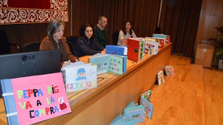 Carmen Díaz e profesores da Once, co material educativo elaborado por estudantes