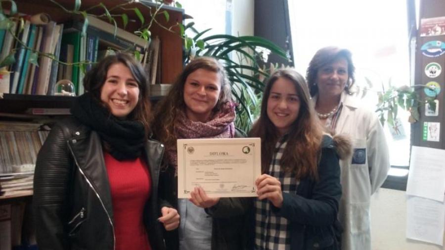 Alba Nadal, Mónica López e Paula Rodríguez, xunto coa profesora Cristina Castillo