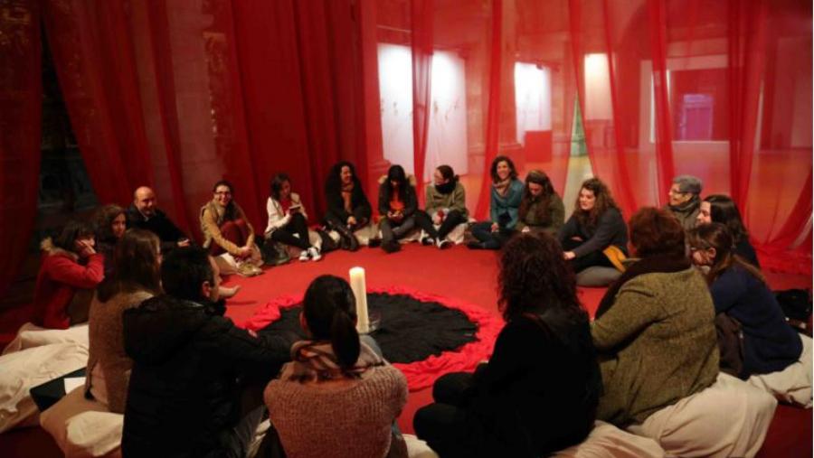 Foto: Mulleres en Círculo Foto: Mulleres en Círculo