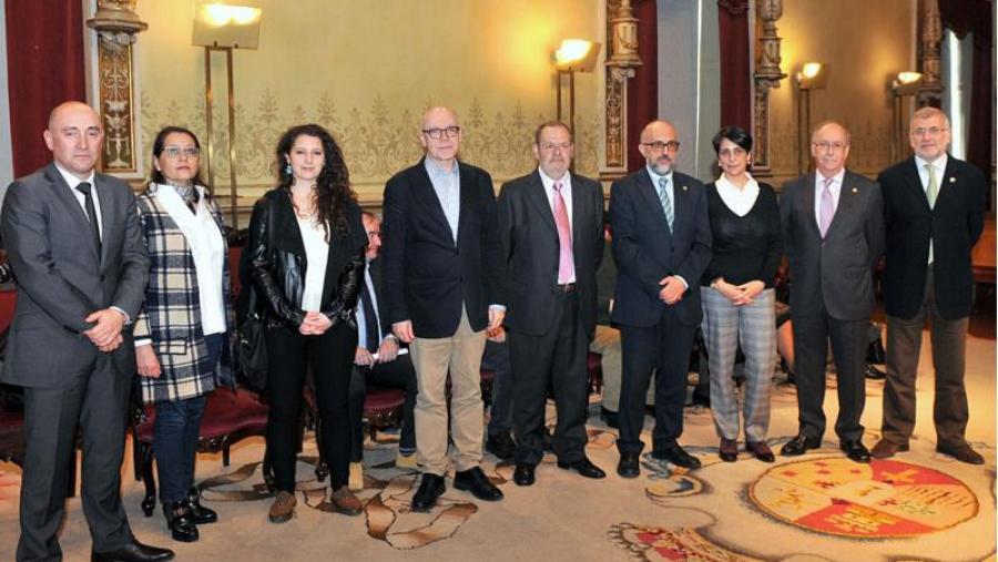 Xeografía e Historia entregou as súas insignias