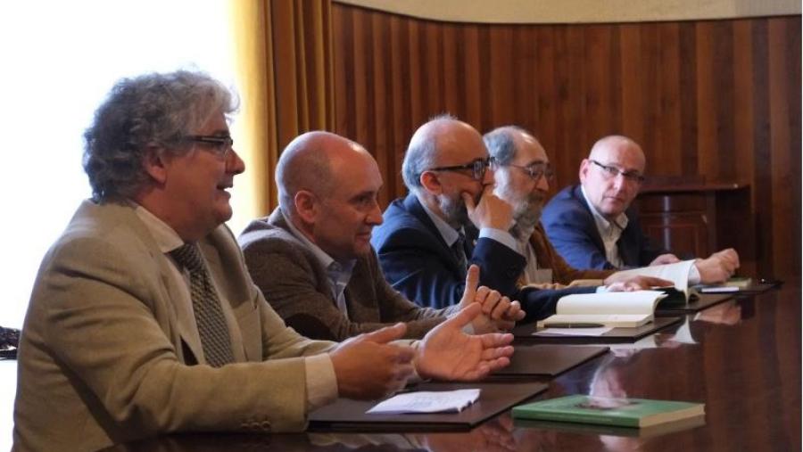 Interpretan nun libro a imaxinería da sancristía da catedral de Tui, ‘o espello do perfecto sacerdote’