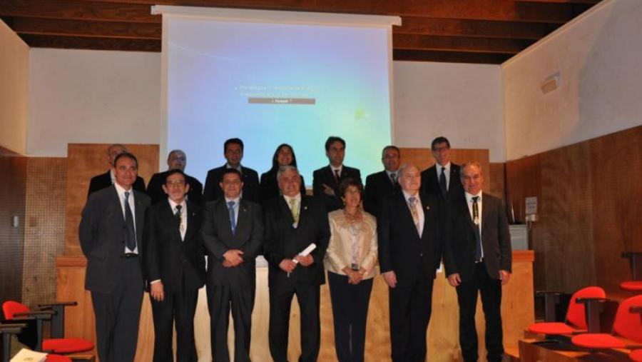 Carlos Franco, no centro, acompañado do presidente e numerarios da Academia de Ciencias Veterinarias de Galicia