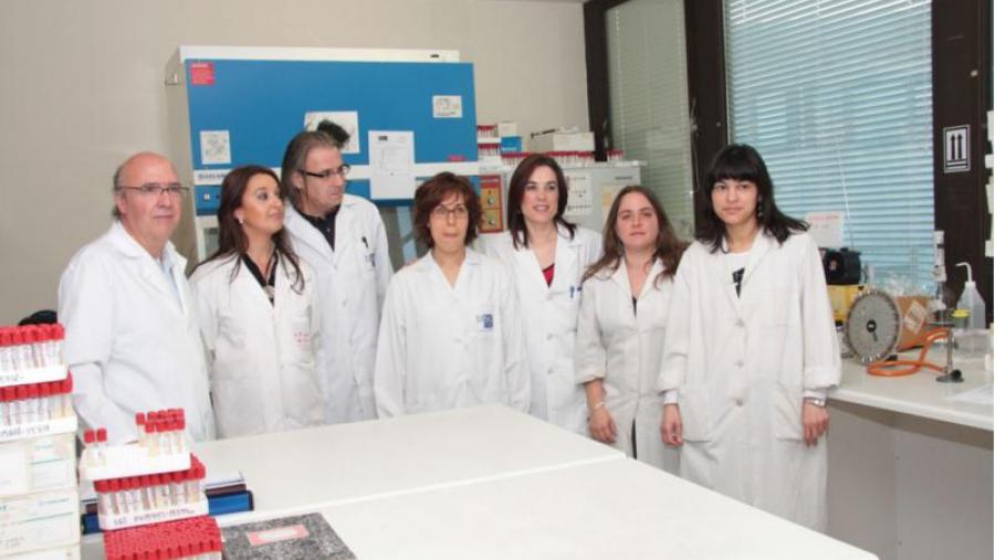 Jorge Blanco, á esquerda, con investigadores do Laboratorio de Referencia E.coli da USC Jorge Blanco, á esquerda, con investigadores do Laboratorio de Referencia E.coli da USC