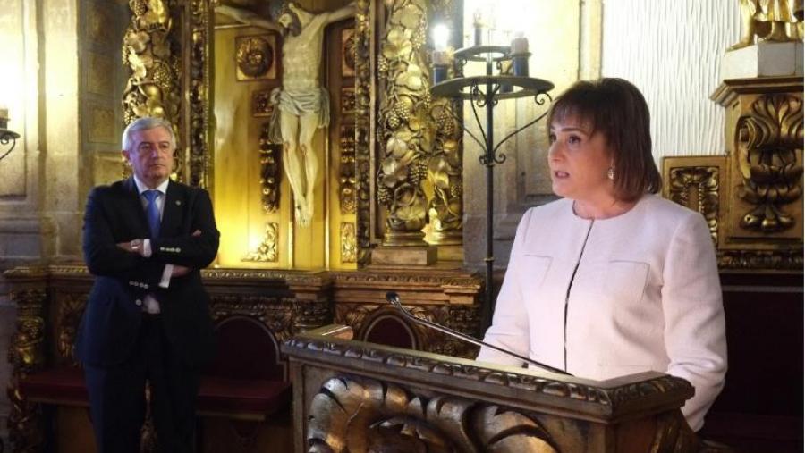 A decana, en primeiro termo, nun momento do acto protocolario celebrado este martes. Foto: Servimav-USC