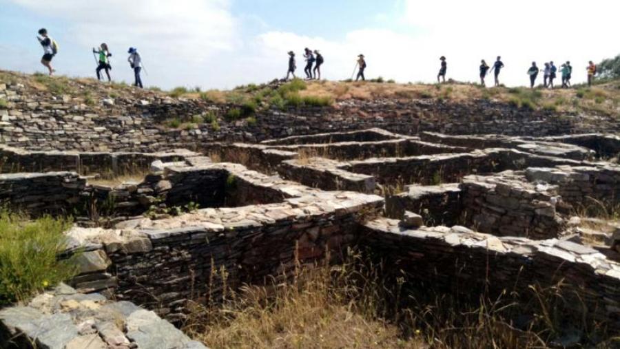 Alumnado coreano remata un curso sobre o Camiño de Santiago realizando o traxecto dende O Cebreiro