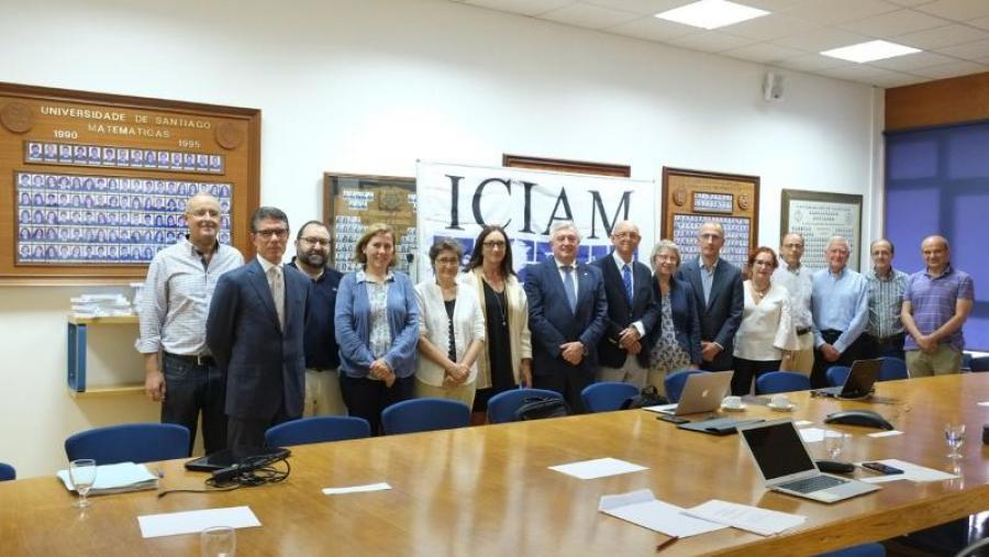 O reitor, no centro, participou no arranque da xuntanza de traballo celebrada na Facultade de Matemáticas. Foto: Servimav-USC