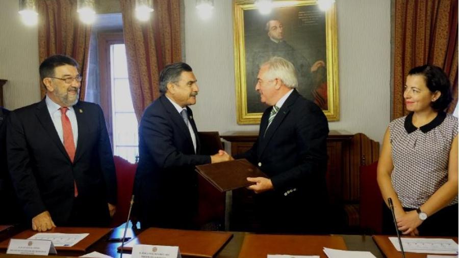 Juan Viaño e Jose Luis Llisterri saúdanse en presenza de Almudena Hospido e Juan Gestal (Foto: SERVIMAV-USC)