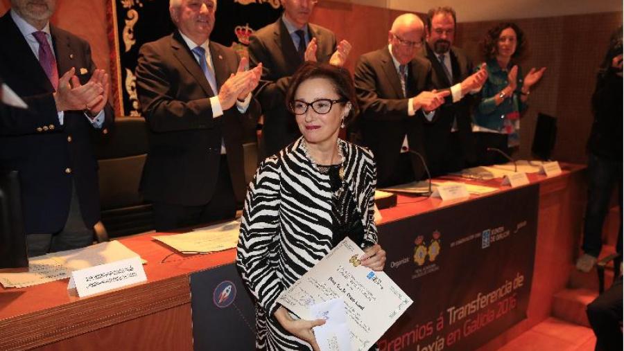 A profesora Ana María Otero Casal logo de recoller o galardón ao mellor traballo desenvolvido por un grupo de investigación aplicada. Foto: RAGC