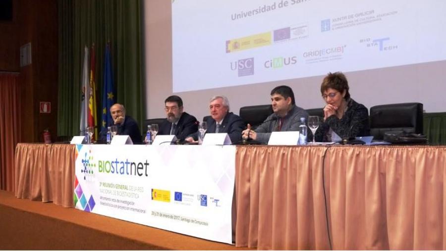 O reitor, no centro da imaxe, presidiu a sesión inaugural celebrada en Medicina. Foto: Servimav-USC