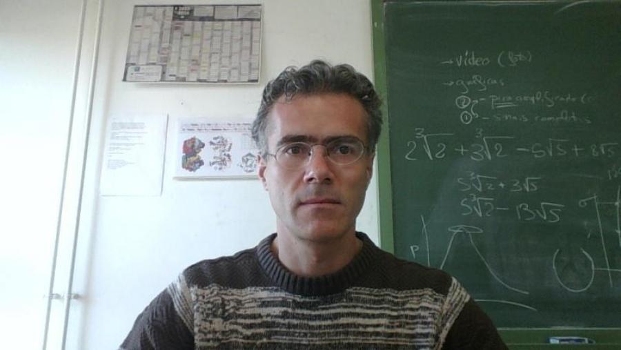 O profesor Ángel Piñeiro pertence ao grupo de Materia Branda e Biofísica Molecular do Departamento de Física Aplicada da USC