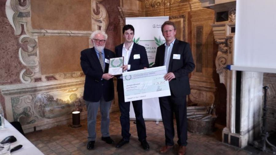 O chantadino Gonzalo López, no centro, na cerimonia de entrega do European PCV2 Award